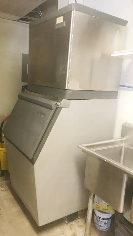 lot 7777 image: Commercial Ice Machine & Storage Bin Combo - Scotsman - WORKS - See pics