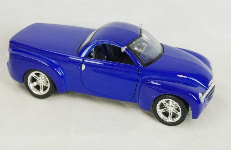 lot 4412 image: Die Cast Metal Replica Truck - MAISTO - 2000 Chevrolet SSR - scale 118 - SWEET