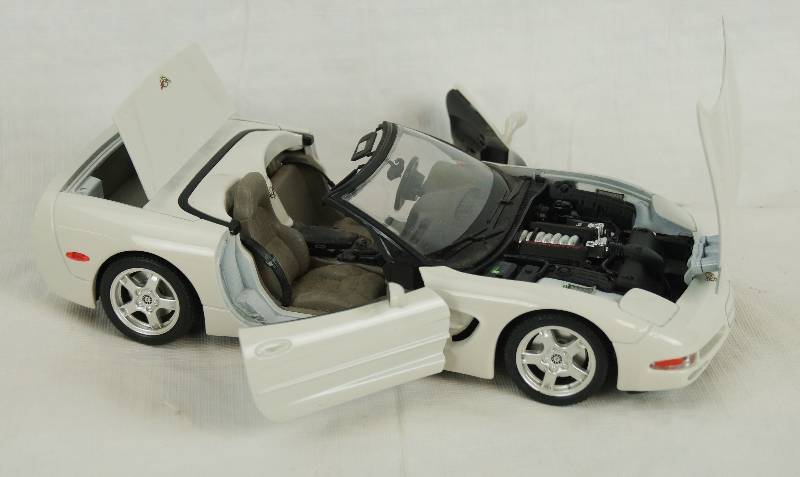 Die Cast Metal Replica Car - BURAGO - 1997 CHEVROLET CORVETTE C5