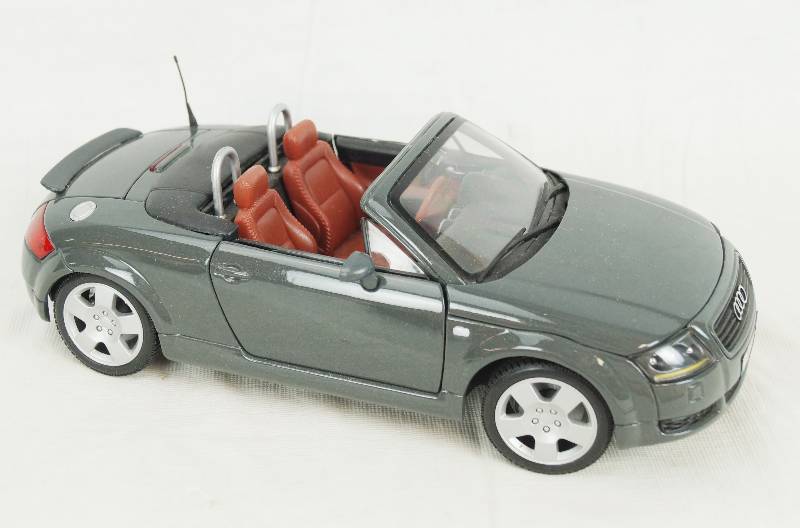 lot 4415 image: Die Cast Metal Replica Car - MAISTO - AUDI TT Roadster - scale 118 - WOW