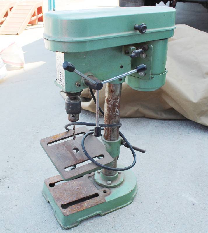 lot 3033 image: Small bench top drill press- Works