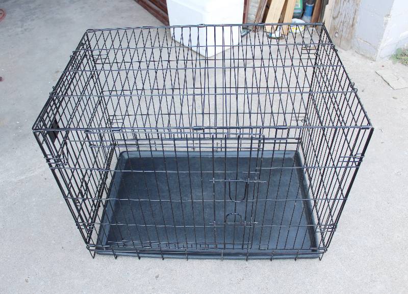 lot 3039 image: PetLodge brand portable pet crate- 36 by 24 by 26- Great for animal needs
