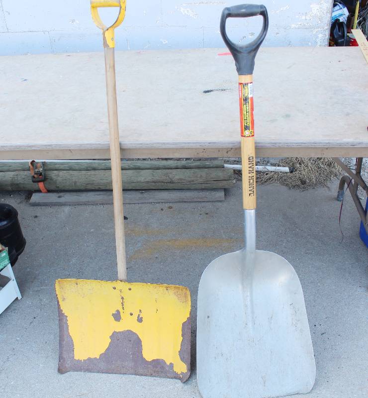 lot 3050 image: Aluminum Grain Scoop- Snow Shovel- Very Cool