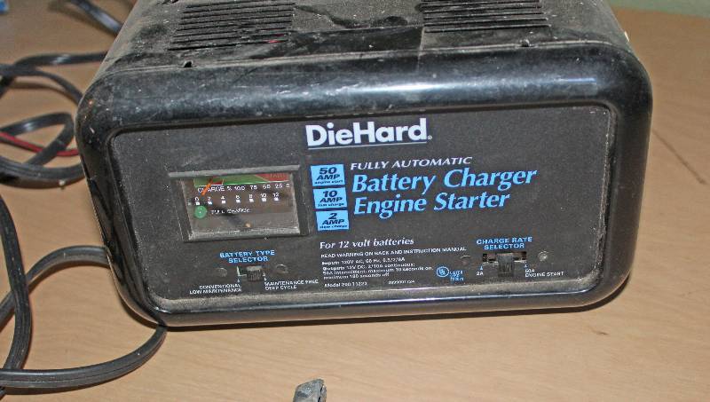 lot 8514 image: DieHard 12V Battery Charger
