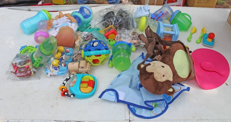 lot 8877 image: Lot of Kids Toys and Sippy Cups