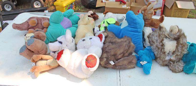 lot 8878 image: Box of Stuffed Animals