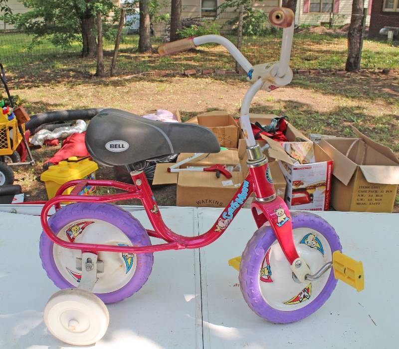 lot 8879 image: Child Bike with Training Wheels