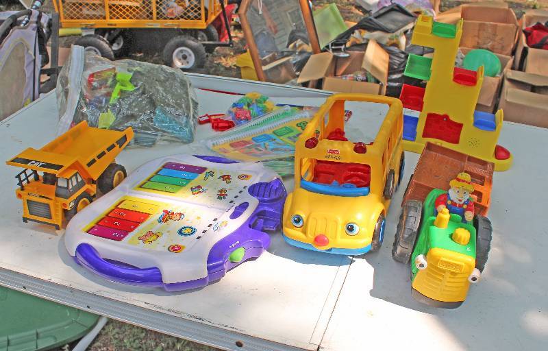 lot 8881 image: Lot of Assorted Toys - Fun