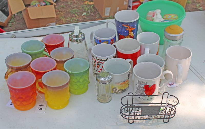 lot 8882 image: Lot of Coffee Mugs and Other Dcor