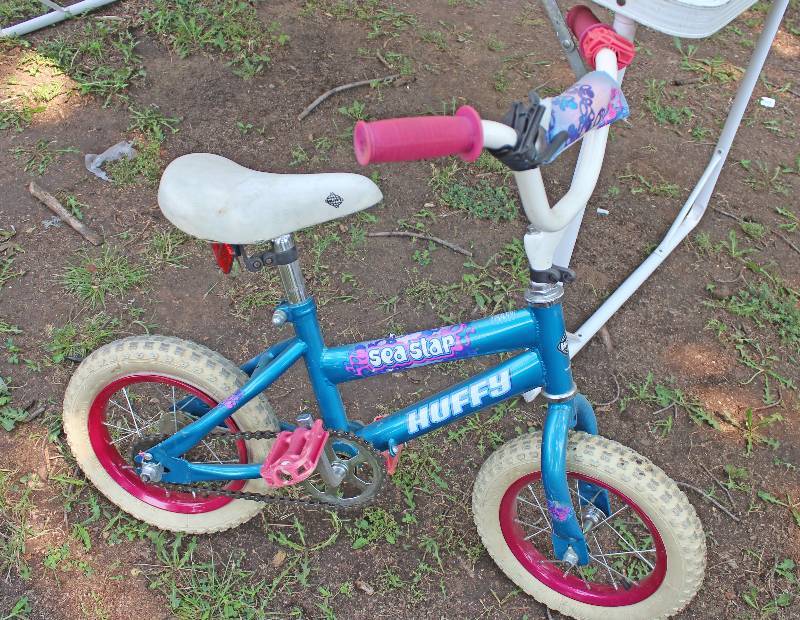 lot 8883 image: Huffy Youth Bicycle