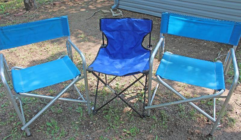 lot 8885 image: 3 Folding Chairs