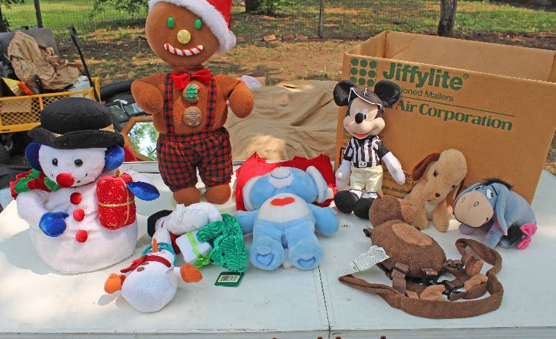 lot 8891 image: Lot of Christmas Dcor and Stuffed Animals