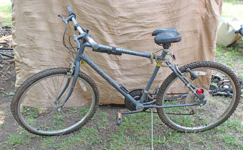 lot 8897 image: Huffy Adult Bicycle