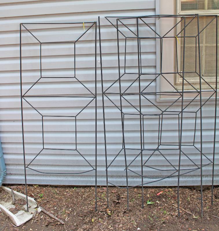 lot 8902 image: Four Trellises - 3 are in need of repair