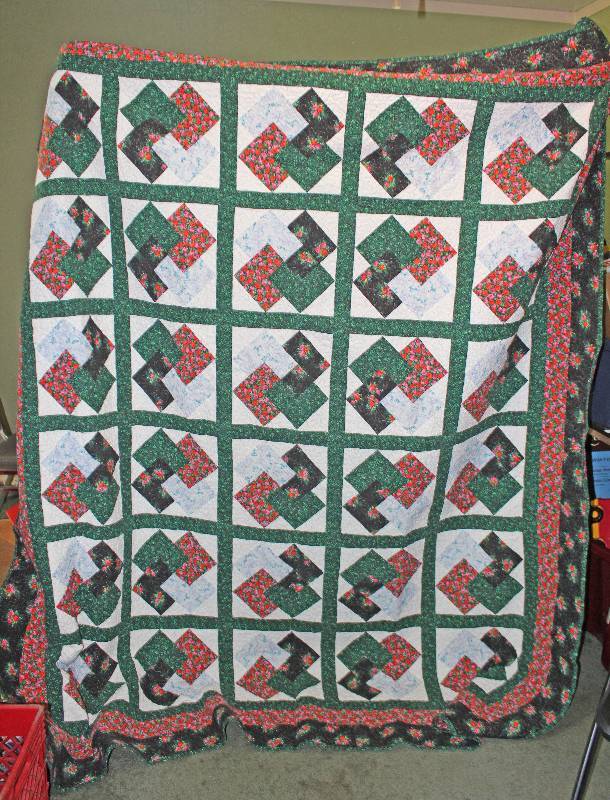 lot 8525 image: Quilt with Shams