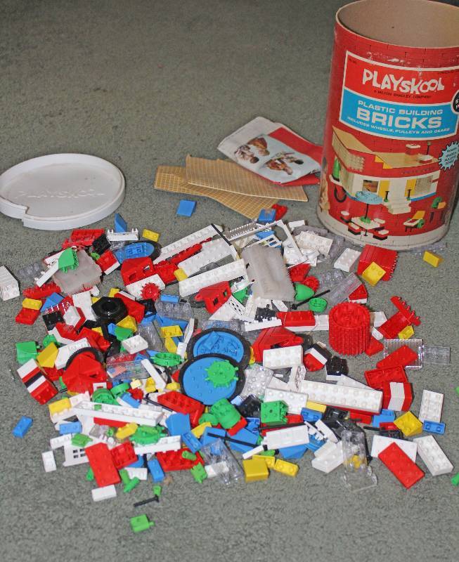 lot 8529 image: Playschool Plastic Building Bricks