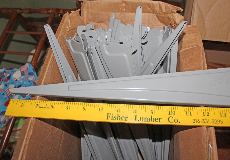 lot 8532 image: 16 Metal Shelf Brackets