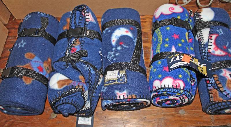 lot 8535 image: Lot of 5 Throw Blankets - 15 by 60