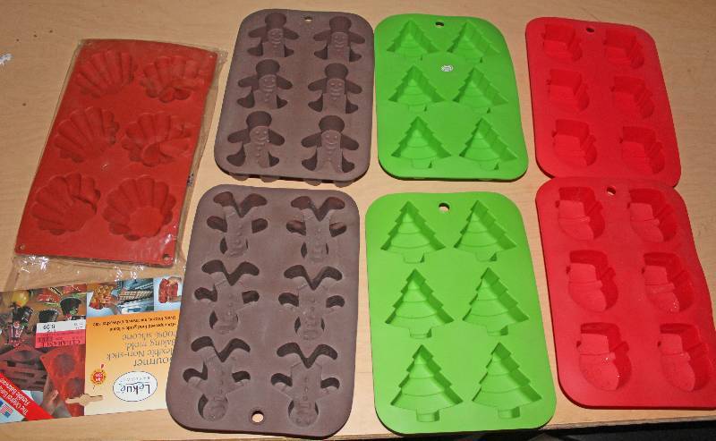 lot 8547 image: Lot of Non-Stick Christmas Baking Molds