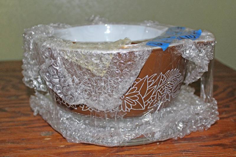 lot 8553 image: 3 Glass Baking Dishes with Lids