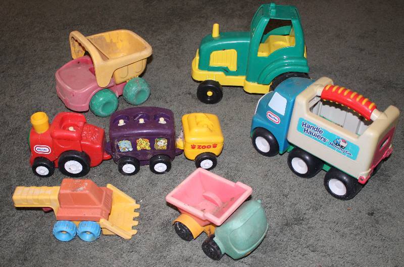 lot 8566 image: Tub of Toys