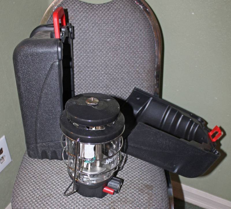 lot 8569 image: Coleman Northstar Propane Lantern - w Plastic Carrying Case