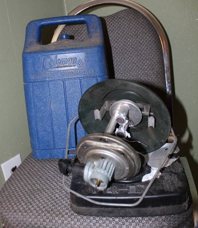 lot 8574 image: Coleman Propane Lantern w Case - no globe