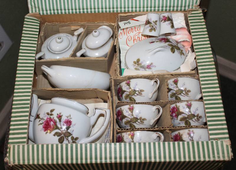 lot 8575 image: Tea Set - Complete