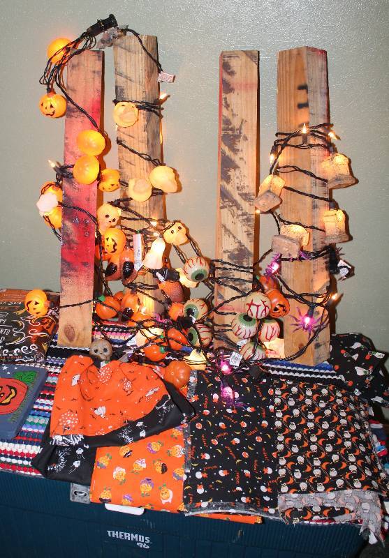 lot 8583 image: Lot of Halloween Items - Fabric and String Lights - COOL