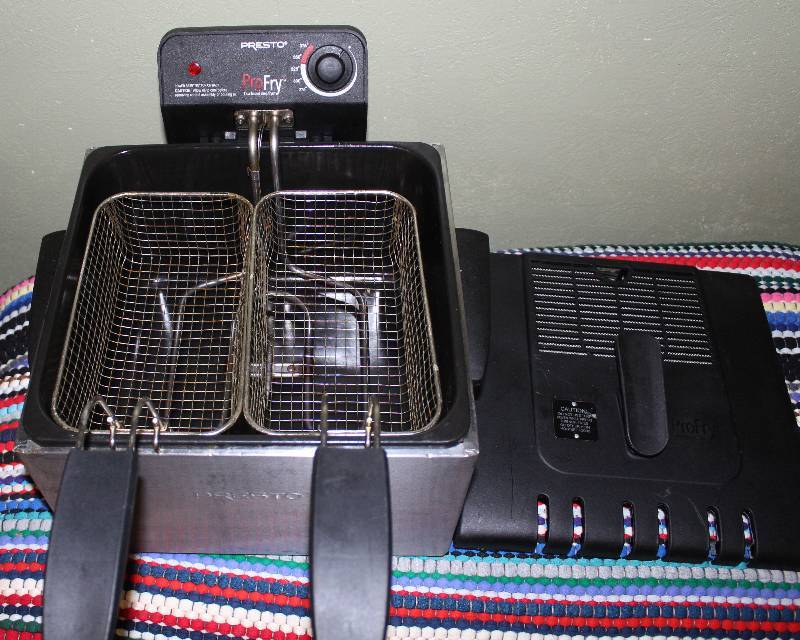 lot 8592 image: Presto ProFry - Deep Fryer w Two Baskets