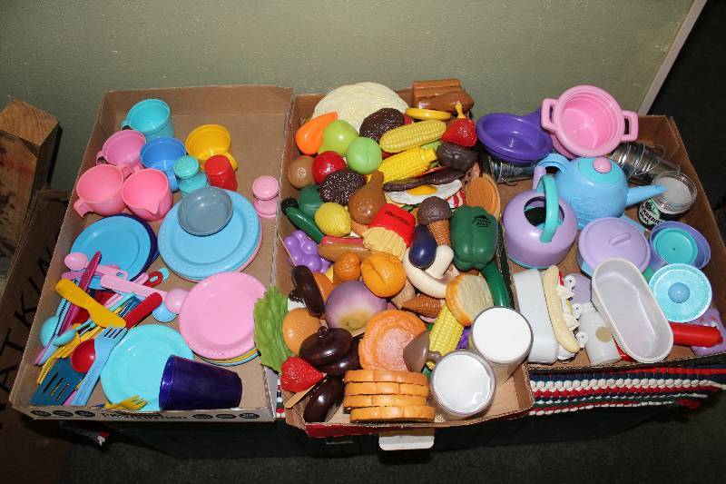lot 8600 image: Tub of Toys