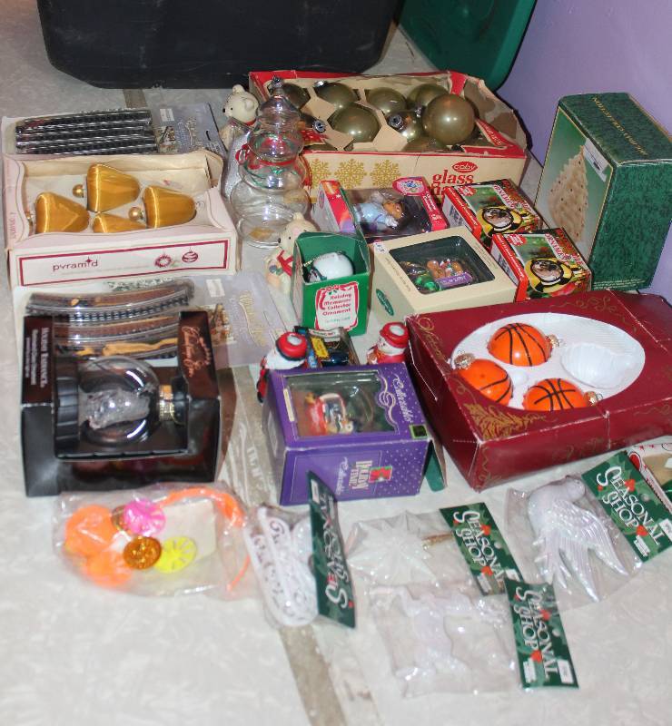 lot 8620 image: Lot of Tub and Contents Christmas Dcor - Perfect for the Holidays