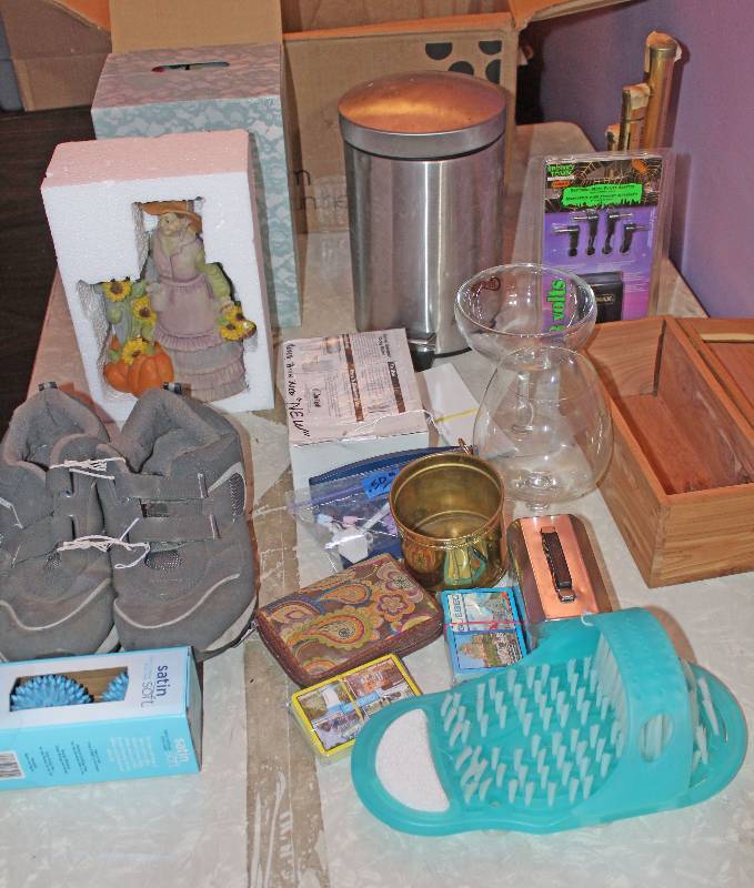 lot 8621 image: Lot of Assorted Miscellaneous Items - Fun