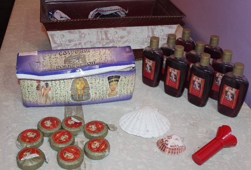 lot 8622 image: Lot of Assorted Soaps and Shower Gels - Very Cool