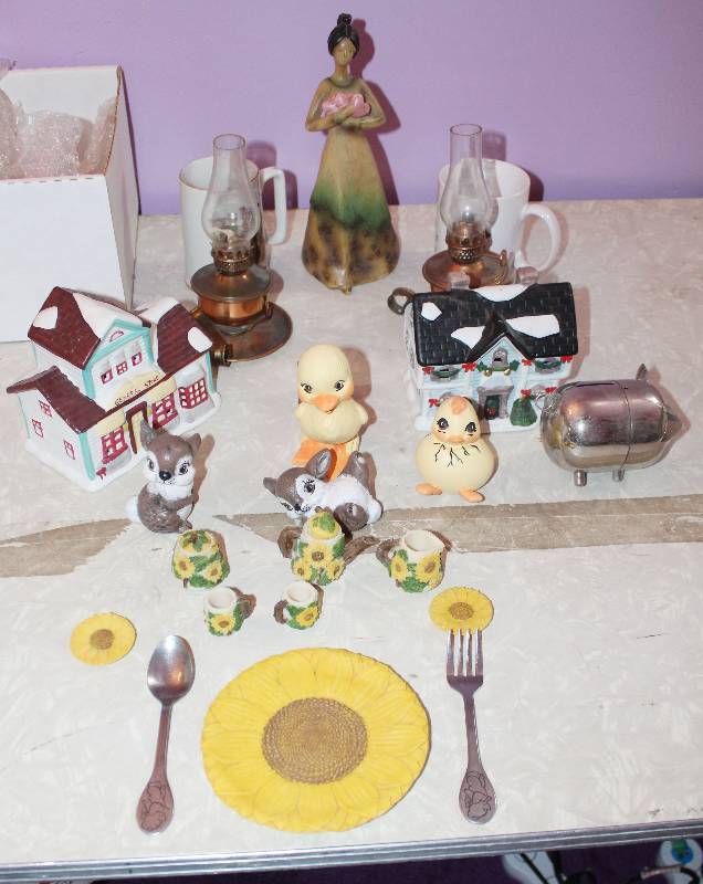 lot 8632 image: Assortment of Miscellaneous House Dcor - Figurines, Oil Lamps, and More