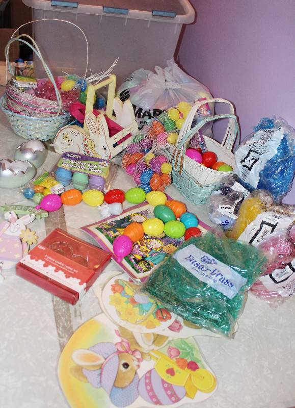 lot 8640 image: Assortment of Easter Dcor - Clear Plastic Tub Included - Very Cool