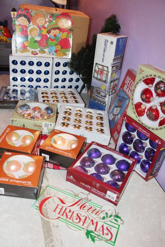 lot 8643 image: Lot of Assorted Christmas Dcor - Festive