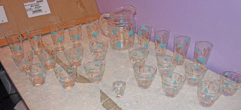 lot 8644 image: Vintage Boomerang Beverage Set - Beautiful - Includes the RARE Shot Glass