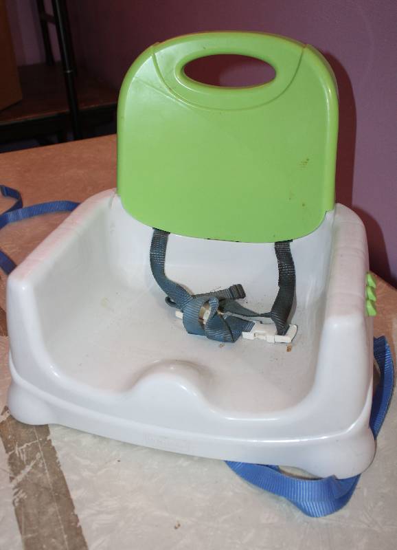 lot 8645 image: Toddler Kitchen Booster Seat - Does not include Placement Tray