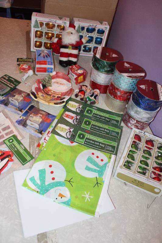 lot 8646 image: Lot of Assorted Christmas Dcor - Great for the Holidays