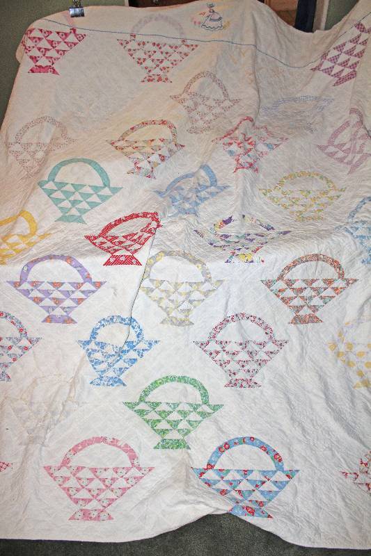 lot 8650 image: Gorgeous Quilt that Features Cute Baskets - Great for the Quilt Rack