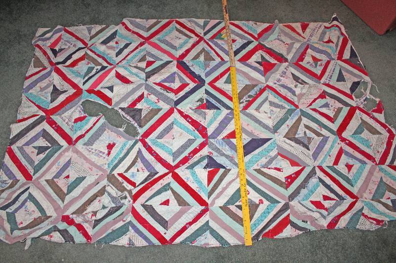 lot 8656 image: Gorgeous Patterned Quilt - Has Damage - Can be used for Crafting