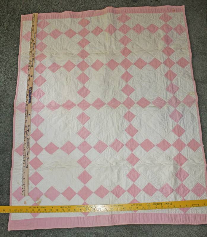 lot 8662 image: Pink and White Small Quilt with Kittens - Crib Size - Beautiful