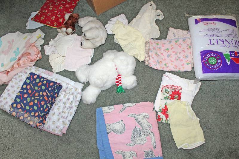 lot 8665 image: Lot of Assorted Stuff Toys and Blankets - Awesome
