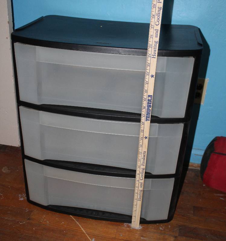 lot 8667 image: 3-Drawer Plastic Storage Chest