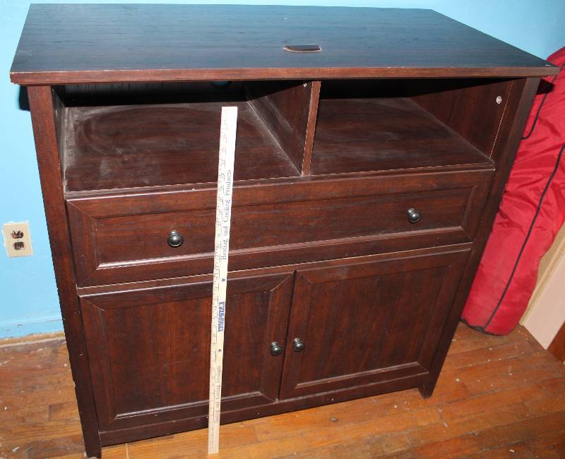 lot 8670 image: TV Stand