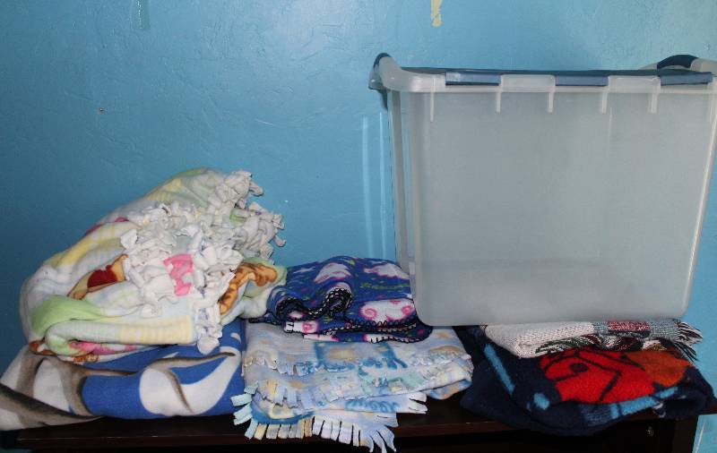 lot 8671 image: Flip-Top Storage Tote Tub w Contents - Assorted Blankets