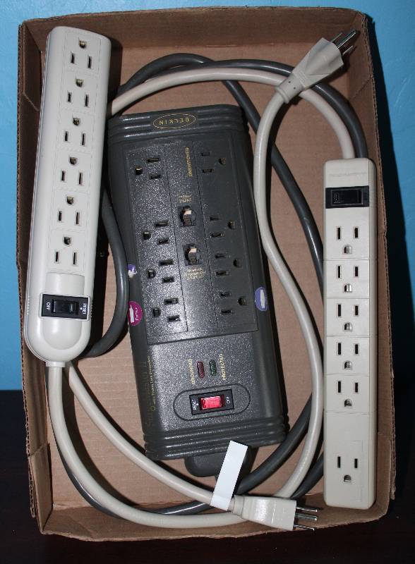 lot 8681 image: Lot of 3 Multi-Plug Power Strips