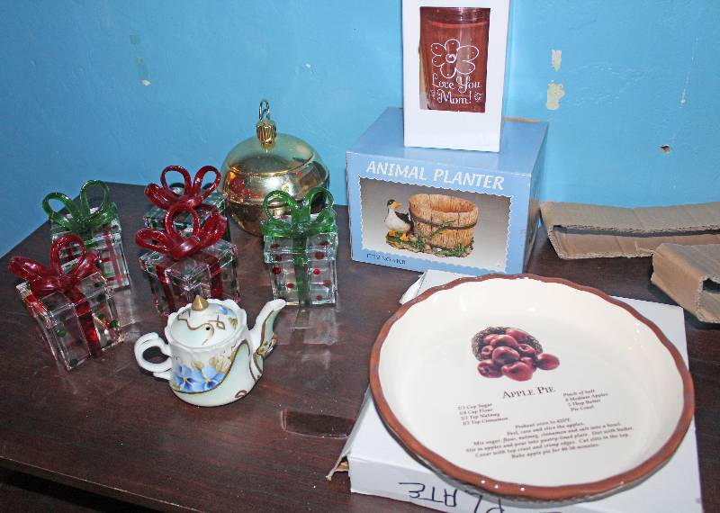 lot 8691 image: Box of Dcor - Apple Pie Plate and More
