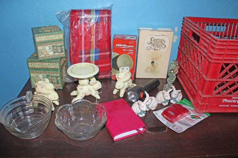 lot 8693 image: Milk Crate Full of Assorted Dcor - See Pics
